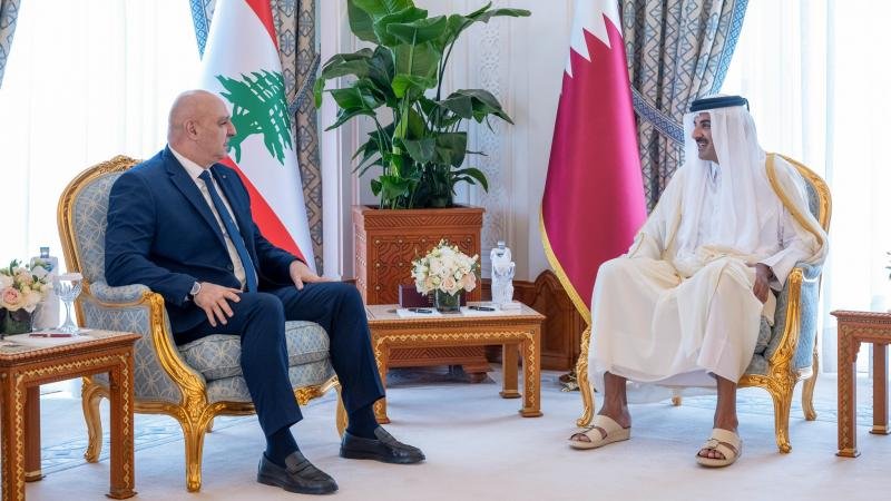أمير قطر يبحث مع الرئيس اللبناني بالدوحة سبل توجيه الدعم في مختلف القطاعات